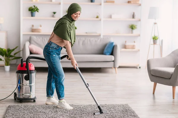 掃除機でカーペットを掃除する女性の低セクション — ストック写真
