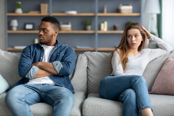 Misverstand in relatie. Portret van beledigd multiraciaal paar zitten na ruzie — Stockfoto