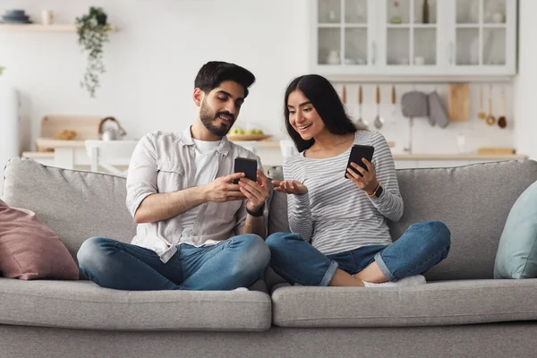 Vício em mídias sociais e gadgets, comunicação moderna em casa e relacionamentos — Fotografia de Stock