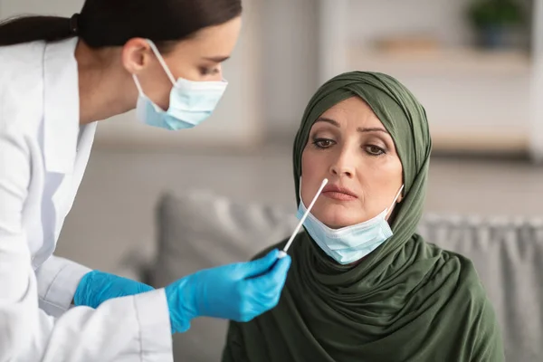 Trabalhador Médico Fazendo Teste Covid-19 Para Mulher Muçulmana No Hospital — Fotografia de Stock