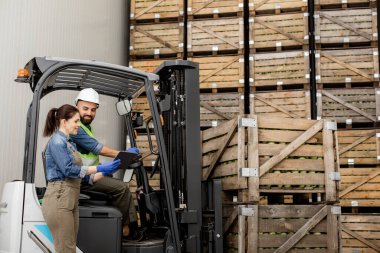 Yükleme ürünlerinin yönetimi, modern aygıt ve kontrol sürücüsü depoda çalışıyor