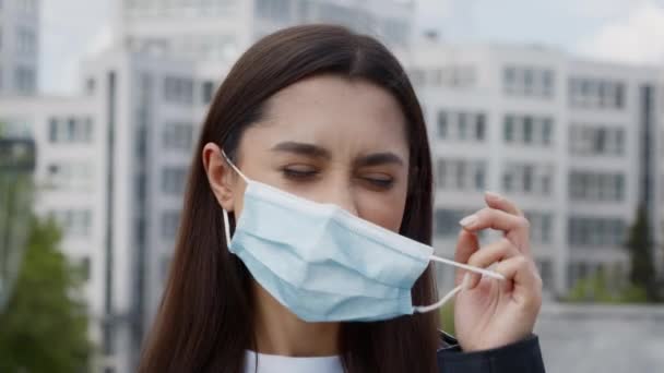 Mujer quitándose la máscara médica Scrathing Face tener alergia fuera — Vídeos de Stock