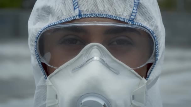Medische werknemer dragen beschermende Hazmat pak en FFP masker, Close-up — Stockvideo