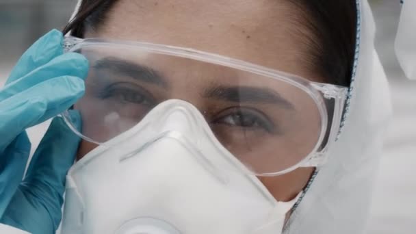 Operaio medico togliere tuta Hazmat e maschera FFP all'aperto — Video Stock