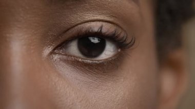 Afrikalı Kadın Bej Arkaplanda Kameraya Bakıyor, Göz Kapanışı