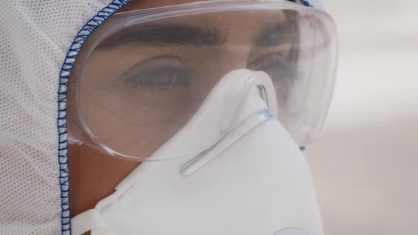 Медичний працівник носить захисний костюм Hazmat і маску FFP на відкритому повітрі — стокове відео