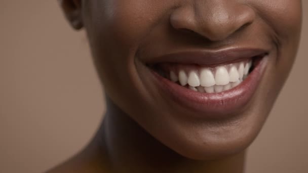 Przycięte Shot Of African American Kobieta uśmiecha się na beżowym tle — Wideo stockowe