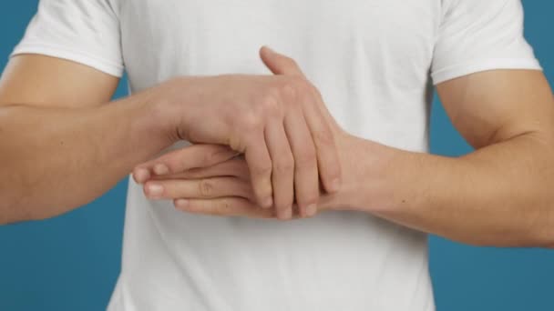 Higiene personal Hombre irreconocible frotándose las manos, mostrando la forma correcta de desinfección de las palmas con desinfectante antibacteriano — Vídeos de Stock