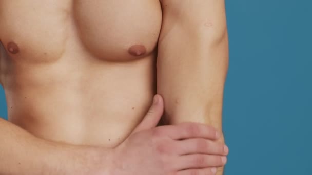 Prevención de psoriasis. Primer plano de hombre joven con problemas de piel aplicando crema de tratamiento en sus codos secos — Vídeo de stock