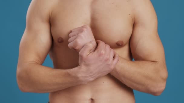 Karpaltunnelsyndrom. Oigenkännlig muskulös man gnugga sina inflammerade handleder, lider av värk i händerna — Stockvideo
