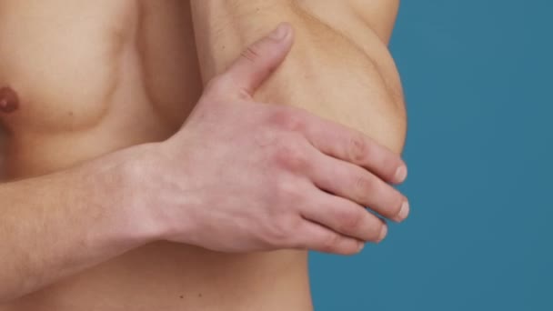 Leczenie bólu stawów. Zbliżenie zdjęcia nierozpoznawalnego mężczyzny nakładającego krem leczniczy na łokieć, cierpiącego na ból — Wideo stockowe