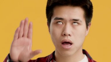 Sıkıcı Japon Çocuk Blah Blah Gesture, Sarı Arkaplan