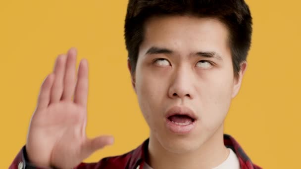 Verveeld japans Guy Gesturing bla bla gebaar, gele achtergrond — Stockvideo