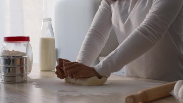 自家製パン屋。アフリカ系アメリカ人の女性のパン屋は、キッチンテーブルの上に生地を混練,自家製ピザやパスタを準備 — ストック動画
