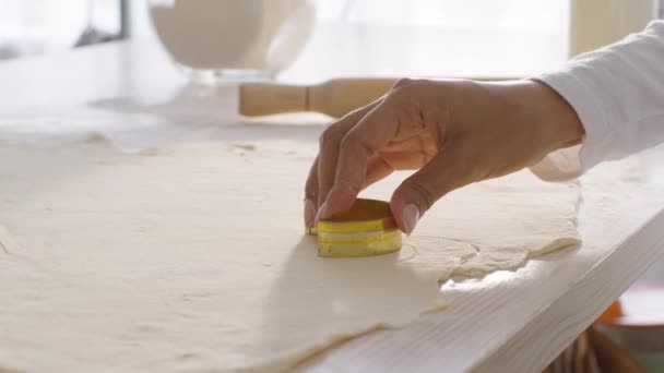 Primer plano de irreconocible africana americana ama de casa preparando pastelería ella misma, cortar galletas con forma de luna — Vídeos de Stock