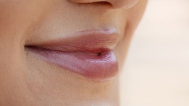 Gülümseyen Kadın Kusursuz Beyaz Dişler, Bej Arkaplan, Yakın plan