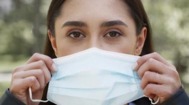 Genç Kadın Dışarıda Koruyucu Yüz Maskesi Takıyor