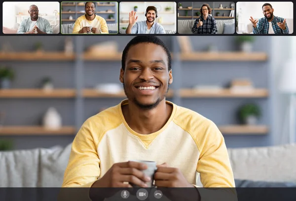 Des hommes souriants qui font du chat vidéo en ligne, vue à l'écran — Photo