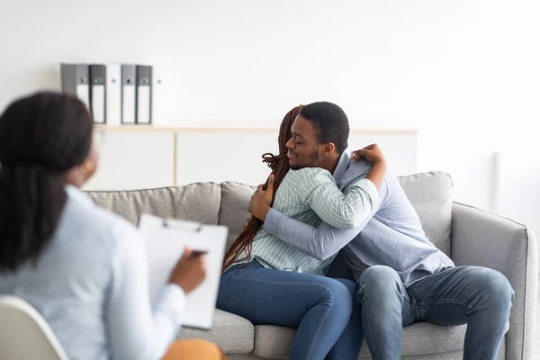성공적 인 부부 치료 후 상담 실에서 포옹하는 행복 한 흑인 부부 — 스톡 사진