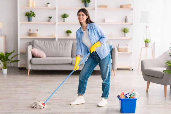 Retrato da mulher limpando o chão com esfregão de cordas — Fotografia de Stock