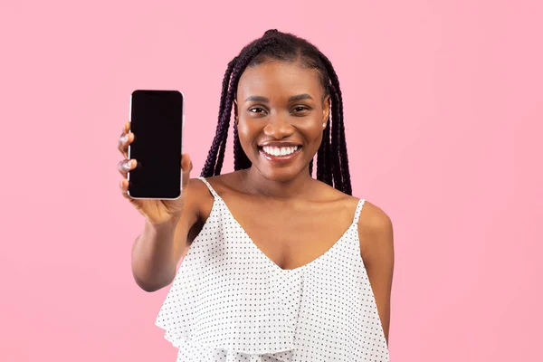 긍정적 인 아프리카 계 미국인 여성 디자인을 위해 흉내를 내며 핸드폰을 들고 핑크 스튜디오 배경 카메라로 웃고 있습니다. — 스톡 사진