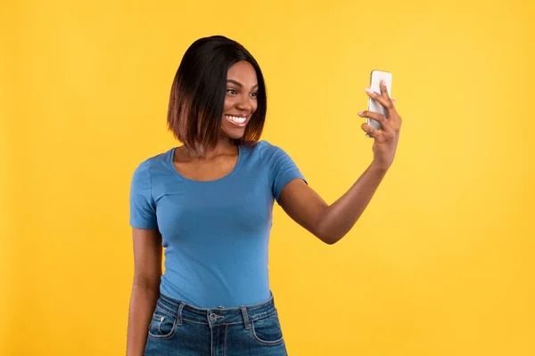 Siyah Kadın, Smartphone Poz Verirken Sarı Arkaplanda Selfie Çekiyor — Stok fotoğraf