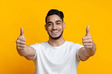 Pozitif Arap adam kameraya başparmak gösteriyor.