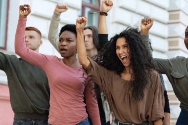 Sokaklarda ırkçılığa karşı grev yapan protestocuların kapatılması
