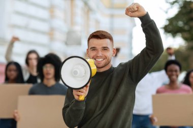 Sokakta megafonlu duygusal aktivist.