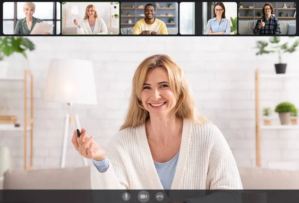Sonriendo hombres y mujeres que tienen chat de vídeo en línea, vista de pantalla — Foto de Stock