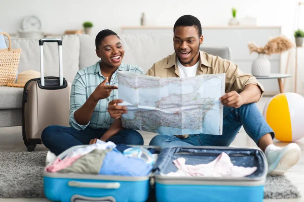 Emocionado Africano Pareja Holding Mapa Turístico Elegir Destino de Viaje Interior — Foto de Stock