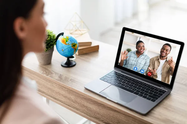 Tour Agent At Laptop Having Video Call Consulting Couple Indoor — Stock Photo, Image