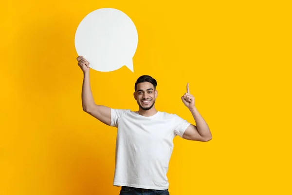 Inspirado árabe cara com bolha de comunicação apontando dedo para cima — Fotografia de Stock