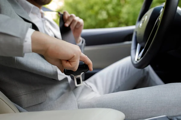 Vai trabalhar sozinho. Mão masculina anexa cinto de segurança do carro, enquanto sentado dentro de auto antes de dirigir e ir em viagem segura — Fotografia de Stock