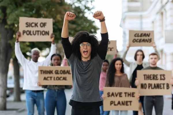 Líder negro liderando grupo internacional de manifestantes — Foto de Stock