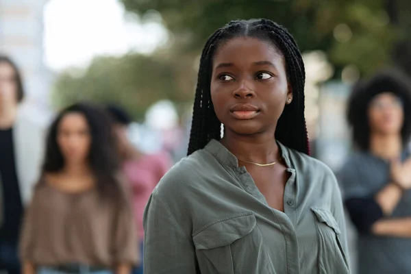 Retrato de jovem afro-americana liderando grevistas — Fotografia de Stock