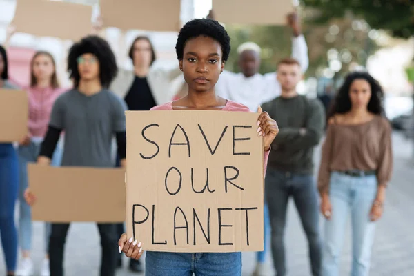 Black woman holding placard save our planet — Stockfoto