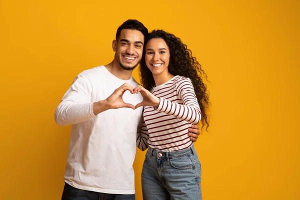 Retrato de pareja árabe romántica haciendo gesto del corazón con las manos juntas — Foto de Stock