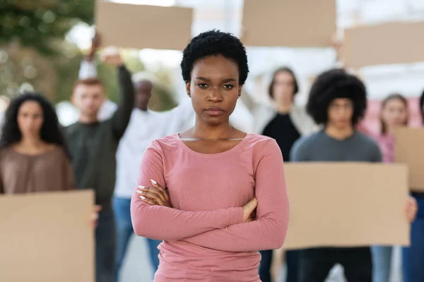 Irritada senhora negra levando grupo multirracial de manifestantes — Fotografia de Stock