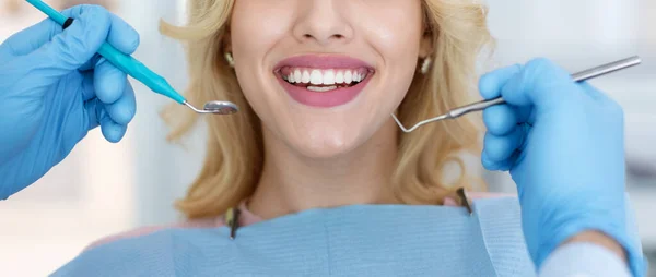 Ausschnitt einer Patientin, die ihre weißen Zähne zeigt, Panorama — Stockfoto