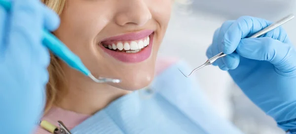 Close-up de paciente do sexo feminino mostrando seus belos dentes brancos — Fotografia de Stock