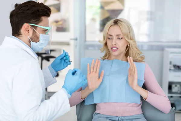 Diş fobisi olan kadın hasta, tedavi olmaktan kaçının. — Stok fotoğraf