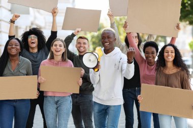 Hoparlörlü motivasyonlu siyah adam boş pankartlarla kalabalığın üzerinde