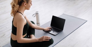 Evde egzersiz, spor blogu, uzaktan antrenör ve sağlık hizmetleri.