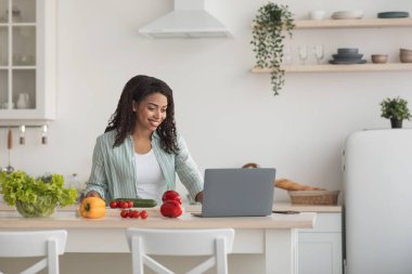Güvenlik, yeni normal, sosyal mesafe, uzaktan buluşma, çevrimiçi yemek blogu ve yemek tarifi