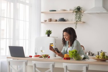 Sosyal mesafe, online alışveriş, sipariş, yeni normal ve market teslimatı