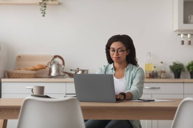 Evden çalışmak, serbest çalışmak, uzaktan kumanda, yeni normal, covid-19 tecrit