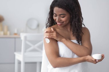 Cilt bakımı ve güzellik rutini, duştan sonra yumuşak cilt