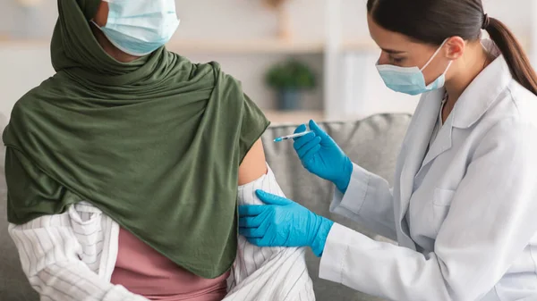 Невпізнавана мусульманка, що вакцинована проти Ковід-19 у приміщенні — стокове фото