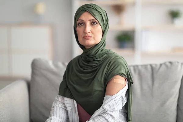 Muslim Lady Showing Vaccinated Arm With Bandage After Injection Indoor — Zdjęcie stockowe